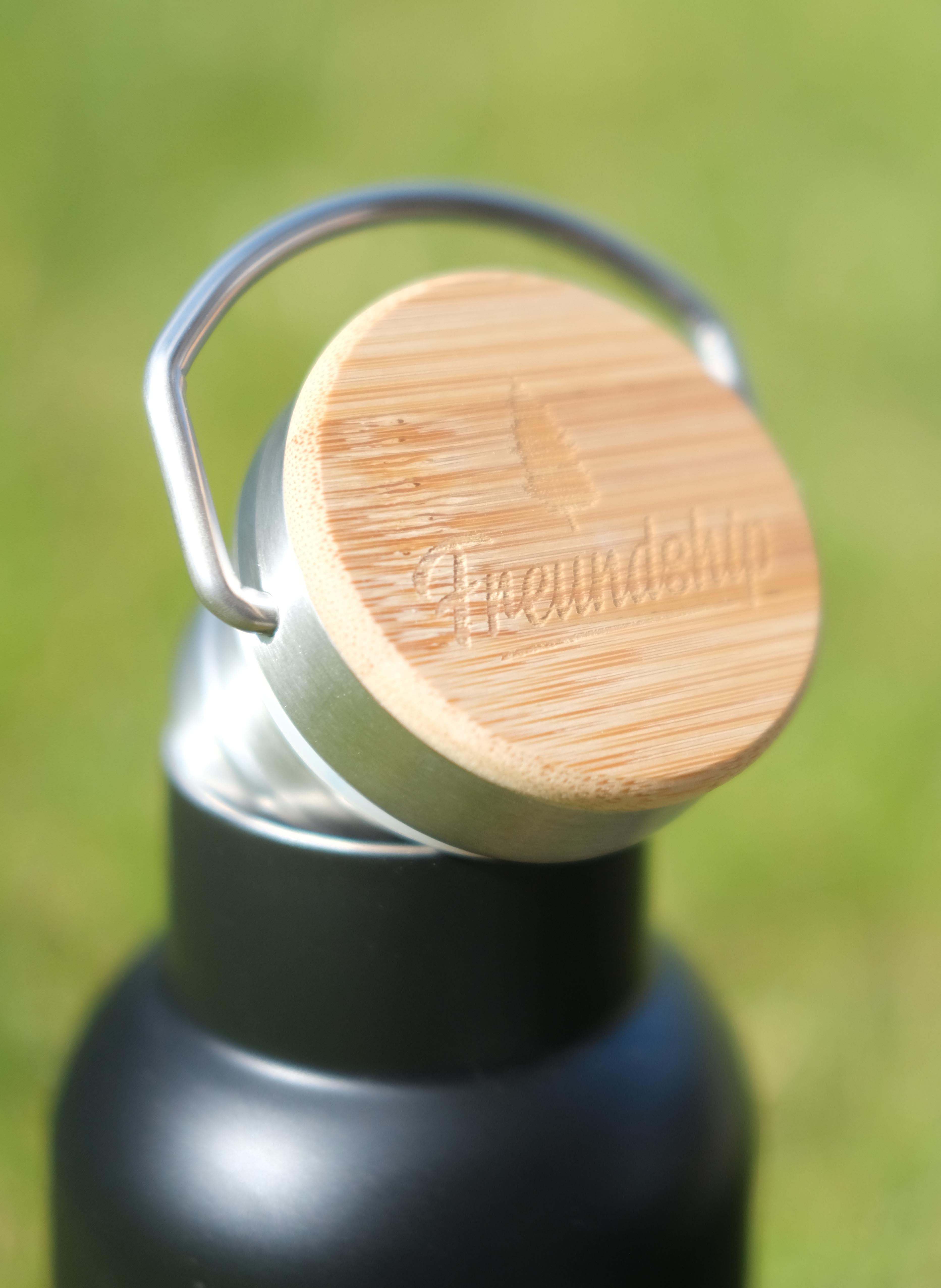 Freundship "einfach machen." Edelstahl Trinkflasche schwarz mit Bambus Deckel