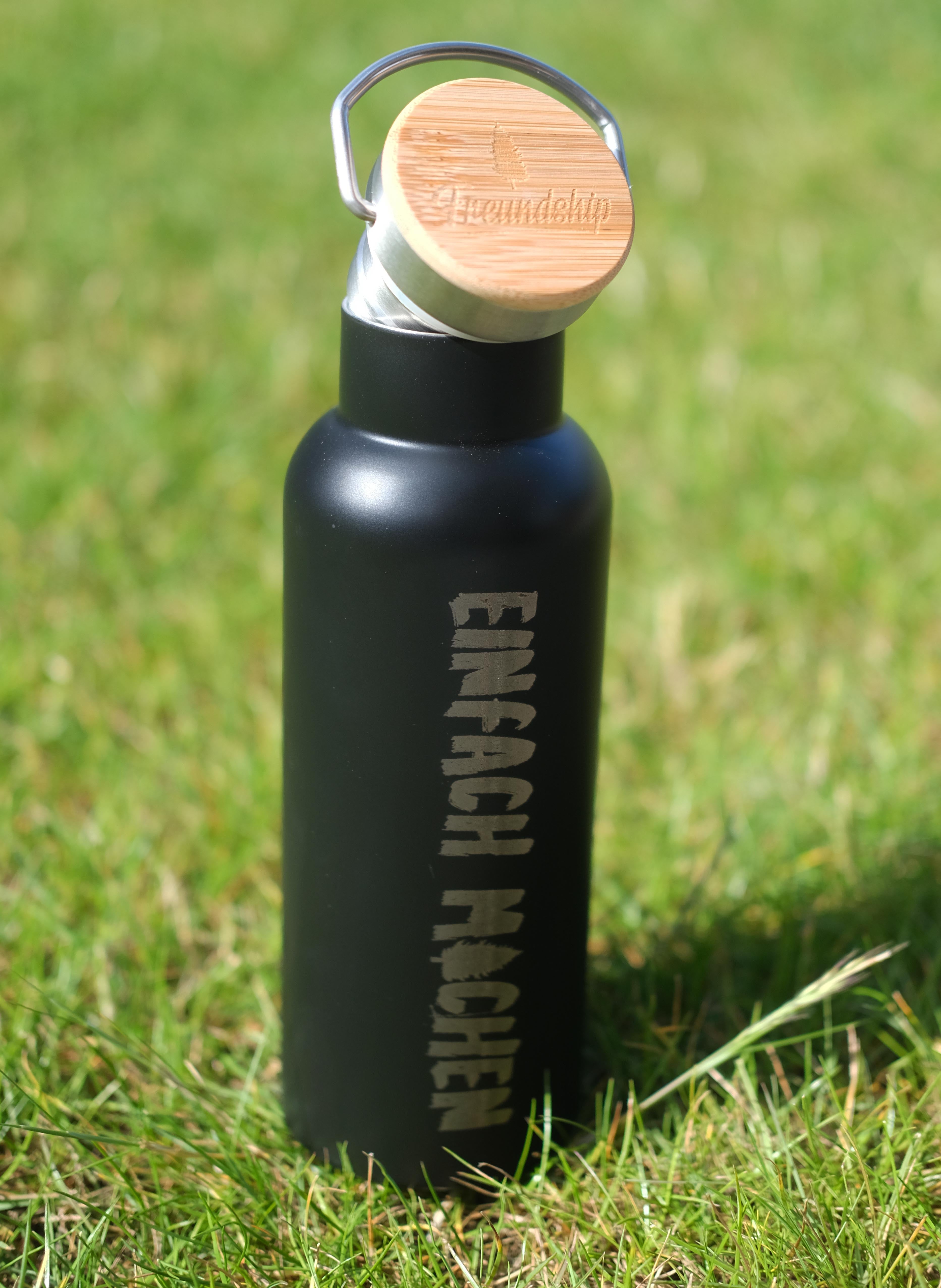 Freundship "einfach machen." Edelstahl Trinkflasche schwarz mit Bambus Deckel