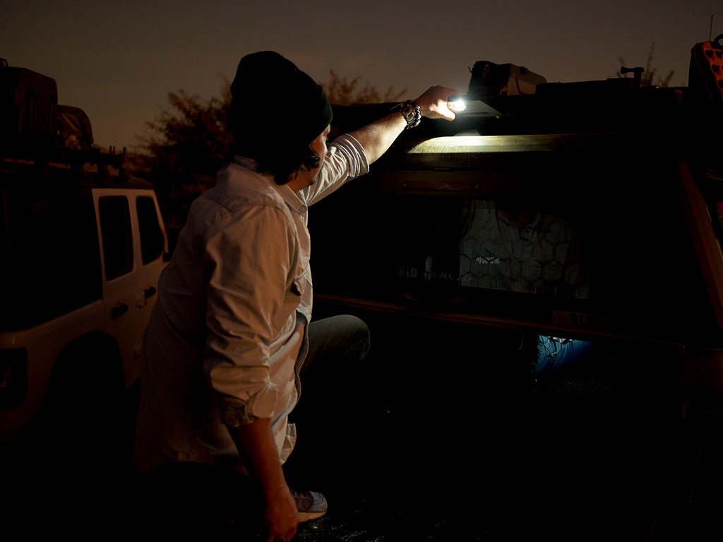 Halterung mit Griff AND Licht für Slimline II Dachträger - von Front Runner