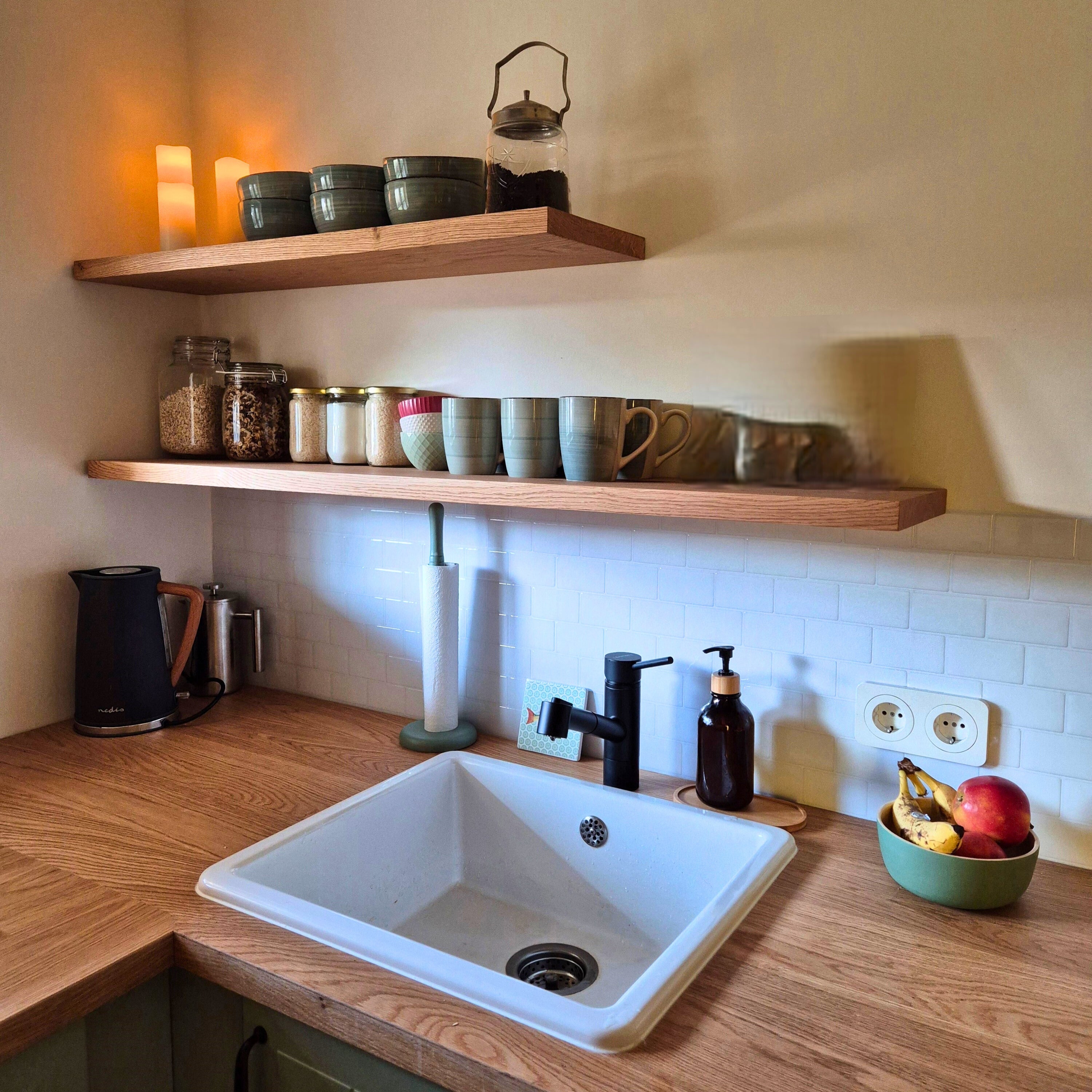 Schwebendes Massivholz Wandregal aus Eiche nach Maß