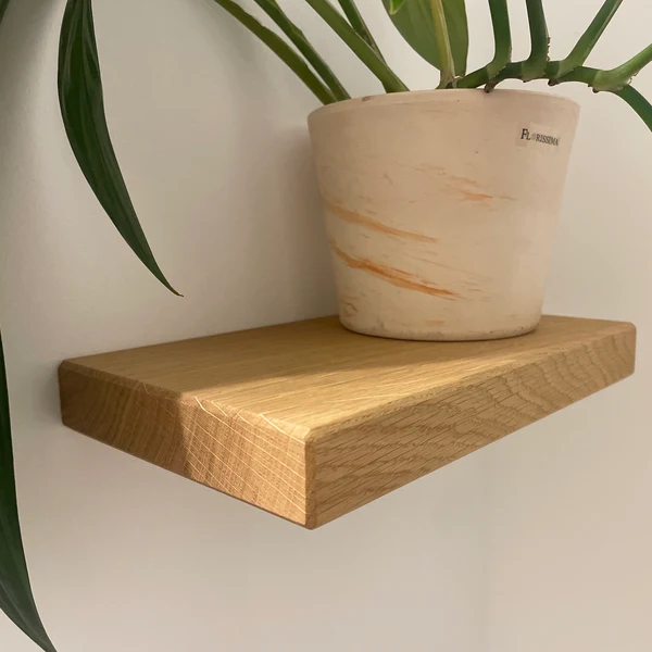 Schwebendes Massivholz Wandregal aus Eiche nach Maß