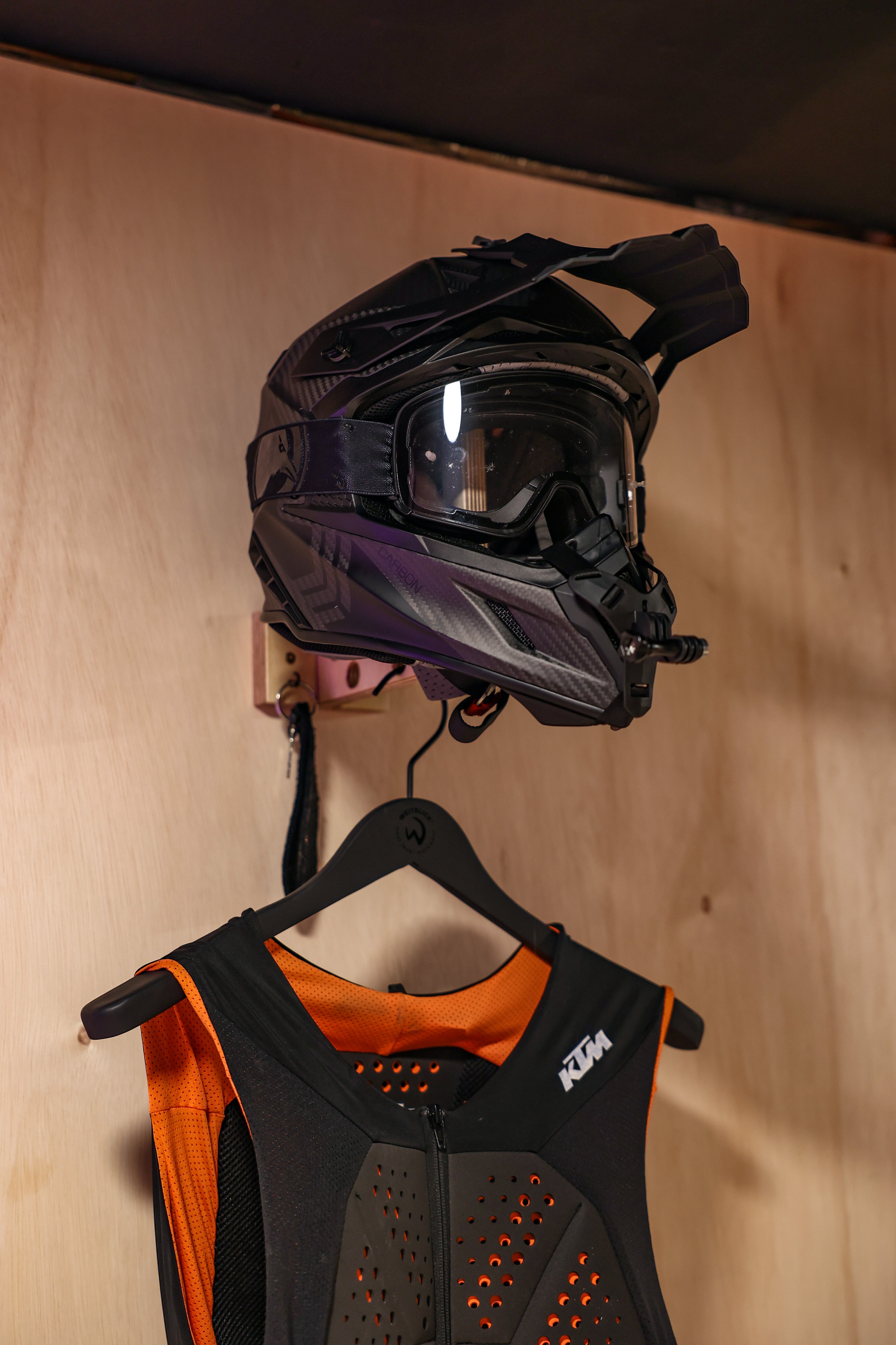 Motorrad Helm und Lederkombi / Rückenprotektor Wandhalter mit eigener GRAVUR